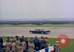 Standbild US-Präsident John F Kennedy eintrifft Kaserne Fliegerhorst Post Hanau Deutschland, 1963, aus Sekunde 62 historischem Filmmaterial Videoclip 65675034040