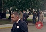 Standbild US-Präsident John F Kennedy auf Terrasse Service Club Kaserne Fliegerhorst Post Hanau Deutschland, 1963, aus Sekunde 3 historischem Filmmaterial Videoclip 65675034041