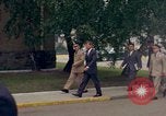 Standbild US-Präsident John F Kennedy auf Terrasse Service Club Kaserne Fliegerhorst Post Hanau Deutschland, 1963, aus Sekunde 4 historischem Filmmaterial Videoclip 65675034041