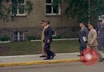 Standbild US-Präsident John F Kennedy auf Terrasse Service Club Kaserne Fliegerhorst Post Hanau Deutschland, 1963, aus Sekunde 7 historischem Filmmaterial Videoclip 65675034041