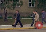 Standbild US-Präsident John F Kennedy auf Terrasse Service Club Kaserne Fliegerhorst Post Hanau Deutschland, 1963, aus Sekunde 8 historischem Filmmaterial Videoclip 65675034041