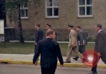 Standbild US-Präsident John F Kennedy auf Terrasse Service Club Kaserne Fliegerhorst Post Hanau Deutschland, 1963, aus Sekunde 14 historischem Filmmaterial Videoclip 65675034041