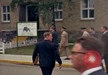 Standbild US-Präsident John F Kennedy auf Terrasse Service Club Kaserne Fliegerhorst Post Hanau Deutschland, 1963, aus Sekunde 15 historischem Filmmaterial Videoclip 65675034041