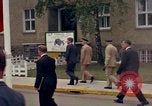 Standbild US-Präsident John F Kennedy auf Terrasse Service Club Kaserne Fliegerhorst Post Hanau Deutschland, 1963, aus Sekunde 16 historischem Filmmaterial Videoclip 65675034041
