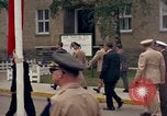 Standbild US-Präsident John F Kennedy auf Terrasse Service Club Kaserne Fliegerhorst Post Hanau Deutschland, 1963, aus Sekunde 17 historischem Filmmaterial Videoclip 65675034041