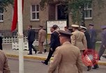 Standbild US-Präsident John F Kennedy auf Terrasse Service Club Kaserne Fliegerhorst Post Hanau Deutschland, 1963, aus Sekunde 18 historischem Filmmaterial Videoclip 65675034041