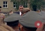 Standbild US-Präsident John F Kennedy auf Terrasse Service Club Kaserne Fliegerhorst Post Hanau Deutschland, 1963, aus Sekunde 21 historischem Filmmaterial Videoclip 65675034041