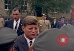 Standbild US-Präsident John F Kennedy auf Terrasse Service Club Kaserne Fliegerhorst Post Hanau Deutschland, 1963, aus Sekunde 22 historischem Filmmaterial Videoclip 65675034041