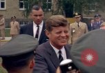 Standbild US-Präsident John F Kennedy auf Terrasse Service Club Kaserne Fliegerhorst Post Hanau Deutschland, 1963, aus Sekunde 23 historischem Filmmaterial Videoclip 65675034041
