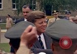 Standbild US-Präsident John F Kennedy auf Terrasse Service Club Kaserne Fliegerhorst Post Hanau Deutschland, 1963, aus Sekunde 24 historischem Filmmaterial Videoclip 65675034041