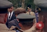 Standbild US-Präsident John F Kennedy auf Terrasse Service Club Kaserne Fliegerhorst Post Hanau Deutschland, 1963, aus Sekunde 25 historischem Filmmaterial Videoclip 65675034041