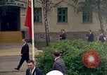 Standbild US-Präsident John F Kennedy auf Terrasse Service Club Kaserne Fliegerhorst Post Hanau Deutschland, 1963, aus Sekunde 28 historischem Filmmaterial Videoclip 65675034041