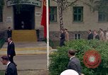 Standbild US-Präsident John F Kennedy auf Terrasse Service Club Kaserne Fliegerhorst Post Hanau Deutschland, 1963, aus Sekunde 29 historischem Filmmaterial Videoclip 65675034041