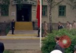 Standbild US-Präsident John F Kennedy auf Terrasse Service Club Kaserne Fliegerhorst Post Hanau Deutschland, 1963, aus Sekunde 30 historischem Filmmaterial Videoclip 65675034041