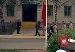 Standbild US-Präsident John F Kennedy auf Terrasse Service Club Kaserne Fliegerhorst Post Hanau Deutschland, 1963, aus Sekunde 31 historischem Filmmaterial Videoclip 65675034041