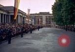 Immagine di Il presidente statunitense John F Kennedy va al Kurhaus Wiesbaden Germania, 1963, secondo 43 filmato di repertorio 65675034042