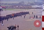 Image Le président Kennedy examine les troupes Fliegerhorst Kaserne Post Hanau en Allemagne, 1963, de la seconde 18 séquences d'archives historiques vidéo 65675034045