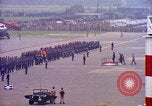 Image Le président Kennedy examine les troupes Fliegerhorst Kaserne Post Hanau en Allemagne, 1963, de la seconde 19 séquences d'archives historiques vidéo 65675034045