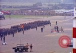 Image Le président Kennedy examine les troupes Fliegerhorst Kaserne Post Hanau en Allemagne, 1963, de la seconde 21 séquences d'archives historiques vidéo 65675034045