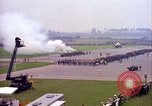 Image Le président Kennedy examine les troupes Fliegerhorst Kaserne Post Hanau en Allemagne, 1963, de la seconde 27 séquences d'archives historiques vidéo 65675034045