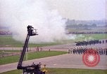 Image Le président Kennedy examine les troupes Fliegerhorst Kaserne Post Hanau en Allemagne, 1963, de la seconde 33 séquences d'archives historiques vidéo 65675034045