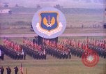 Image Le président Kennedy examine les troupes Fliegerhorst Kaserne Post Hanau en Allemagne, 1963, de la seconde 42 séquences d'archives historiques vidéo 65675034045