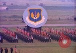 Image Le président Kennedy examine les troupes Fliegerhorst Kaserne Post Hanau en Allemagne, 1963, de la seconde 43 séquences d'archives historiques vidéo 65675034045