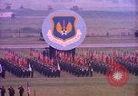 Image Le président Kennedy examine les troupes Fliegerhorst Kaserne Post Hanau en Allemagne, 1963, de la seconde 45 séquences d'archives historiques vidéo 65675034045