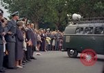 Image Le président Kennedy en cortège et spectateurs Wiesbaden Allemagne, 1963, de la seconde 3 séquences d'archives historiques vidéo 65675034047