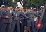 Image Le président Kennedy en cortège et spectateurs Wiesbaden Allemagne, 1963, de la seconde 5 séquences d'archives historiques vidéo 65675034047