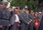 Image Le président Kennedy en cortège et spectateurs Wiesbaden Allemagne, 1963, de la seconde 6 séquences d'archives historiques vidéo 65675034047