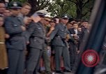Image Le président Kennedy en cortège et spectateurs Wiesbaden Allemagne, 1963, de la seconde 8 séquences d'archives historiques vidéo 65675034047