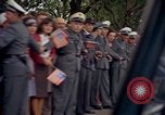 Image Le président Kennedy en cortège et spectateurs Wiesbaden Allemagne, 1963, de la seconde 9 séquences d'archives historiques vidéo 65675034047