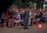 Image Le président Kennedy en cortège et spectateurs Wiesbaden Allemagne, 1963, de la seconde 11 séquences d'archives historiques vidéo 65675034047