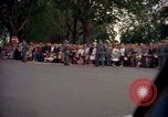 Image Le président Kennedy en cortège et spectateurs Wiesbaden Allemagne, 1963, de la seconde 12 séquences d'archives historiques vidéo 65675034047