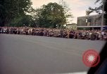 Image Le président Kennedy en cortège et spectateurs Wiesbaden Allemagne, 1963, de la seconde 14 séquences d'archives historiques vidéo 65675034047