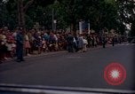 Image Le président Kennedy en cortège et spectateurs Wiesbaden Allemagne, 1963, de la seconde 17 séquences d'archives historiques vidéo 65675034047