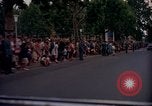 Image Le président Kennedy en cortège et spectateurs Wiesbaden Allemagne, 1963, de la seconde 18 séquences d'archives historiques vidéo 65675034047