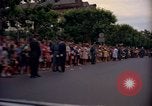 Image Le président Kennedy en cortège et spectateurs Wiesbaden Allemagne, 1963, de la seconde 20 séquences d'archives historiques vidéo 65675034047