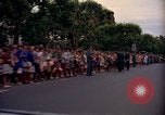 Image Le président Kennedy en cortège et spectateurs Wiesbaden Allemagne, 1963, de la seconde 21 séquences d'archives historiques vidéo 65675034047