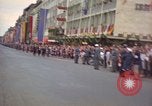 Image Le président Kennedy en cortège et spectateurs Wiesbaden Allemagne, 1963, de la seconde 22 séquences d'archives historiques vidéo 65675034047