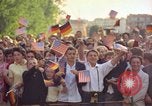 Image Le président Kennedy en cortège et spectateurs Wiesbaden Allemagne, 1963, de la seconde 24 séquences d'archives historiques vidéo 65675034047