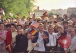 Image Le président Kennedy en cortège et spectateurs Wiesbaden Allemagne, 1963, de la seconde 27 séquences d'archives historiques vidéo 65675034047