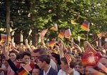 Image Le président Kennedy en cortège et spectateurs Wiesbaden Allemagne, 1963, de la seconde 28 séquences d'archives historiques vidéo 65675034047