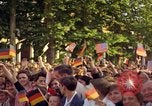 Image Le président Kennedy en cortège et spectateurs Wiesbaden Allemagne, 1963, de la seconde 29 séquences d'archives historiques vidéo 65675034047