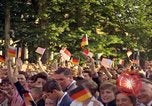 Image Le président Kennedy en cortège et spectateurs Wiesbaden Allemagne, 1963, de la seconde 30 séquences d'archives historiques vidéo 65675034047