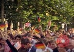 Image Le président Kennedy en cortège et spectateurs Wiesbaden Allemagne, 1963, de la seconde 31 séquences d'archives historiques vidéo 65675034047