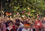Image Le président Kennedy en cortège et spectateurs Wiesbaden Allemagne, 1963, de la seconde 32 séquences d'archives historiques vidéo 65675034047