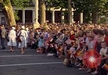 Image Le président Kennedy en cortège et spectateurs Wiesbaden Allemagne, 1963, de la seconde 33 séquences d'archives historiques vidéo 65675034047