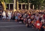 Image Le président Kennedy en cortège et spectateurs Wiesbaden Allemagne, 1963, de la seconde 34 séquences d'archives historiques vidéo 65675034047